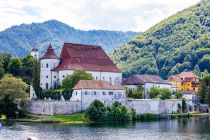 Die Kirche Maria Krönung am Traunsee, im Ort Traunkirchen. • © alpintreff.de - Christian Schön