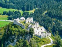 Zur eigentlichen Burgruine Ehrenberg gehören noch Fort Claudia, die Festung Schlosskopf sowie die Ehrenberger Klause. • © Wolfgang Berres auf www.papa-wanderwolle.de