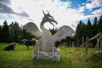 Diesen schönen Drachen kannst Du bestaunen. • © Tourist-Info Honigdorf Seeg