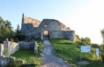 Die Erbauung der Burg Eisenberg fand im 14. Jahrhundert statt. Nach der kurzzeitigen Besetzung und Beschädigung durch Bauern, erstrahlte die Burg 1535 nach Investitionen im neuen Glanze.  • © Tourist-Info Honigdorf Seeg