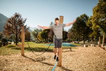 Im Freizeitpark in Zell am Ziller im Zillertal kannst Du Dich in vielem ausprobieren - wie hier auf der Slackline. • © Freizeitpark Zell am Ziller