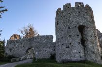 Burg Hohenfreyberg - Eisenberg - 1995 startete das Projekt der Konservierung und Sanierung der zugewachsenen Burg Hohenfreyberg, welches bis 2005 andauerte • © Tourist-Info Honigdorf Seeg