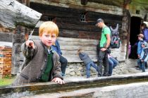 Spaß für die Kinder - Das ländliche Leben von "damals" gibt insbesondere den  Kindern viel zu entdecken. • © Museum Tiroler Bauernhöfe / G. Grießenböck