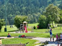 Die Kinder können sich auf dem Spielplatz austoben. • © alpintreff.de - Christian Schön