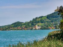 See und Ort auf einem Bild - Das da hinten ist der Ort Schliersee. Dort ist auch das Freilichtmuseum von Markus Wasmeier. • © alpintreff.de - Christian Schön