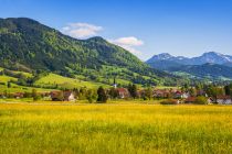 Halblech im Ostallgäu - Der Bannwaldsee und der Forggensee sind nur einen Katzensprung entfernt von Halblech, hier Trauchgau. • © Gästeinformation Halblech, Reiner Göhlich