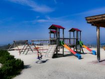 Kleiner Spielplatz - ... mit super Aussicht. • © alpintreff.de - Christian Schön