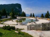 Triassic Beach - Im Bereich des Triassic Beach können die Kinder im Wasser spielen. • © alpintreff.de - Christian Schön