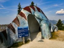 Dino-Eingang - In die Dino-Rutsche kommst Du durch diesen Eingang. • © alpintreff.de - Christian Schön