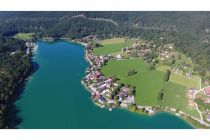 So sieht der Ort Walchensee am selbigen See von oben aus.  • © Gemeinde Kochel am See, Daniel Weickel