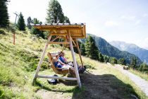 Zirbenpark - Pitztal - Neben allen Entdeckungen kommt die Entspannung nicht zu kurz. • © Hochzeiger Bergbahnen, Daniel Zangerl
