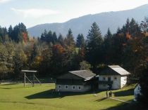 Auf einer flachen Hangterrasse lag der Seggerhof im Tiroler Gailtal. Das Stubengetäfel ist um die 400 Jahre alt. Der Stubenofen wurde gleichzeitig als Backofen genutzt. Das bemalte, rechte Gebäude ist der "Brugger Kasten", der Getreidespeicher aus dem Jahr 1771. • © Museum Tiroler Bauernhöfe