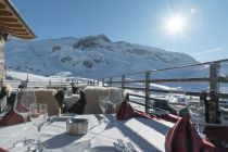 Stilvoll und teils echt wundervoll in Bruchstein gehalten. Garniert mit Holz und viel Glas. Hier lässts sich aushalten. • © TVB Paznaun - Ischgl