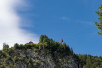 Alte Zwölferhorn Seilbahn St. Gilgen - Im ersten Streckenabschnitt, der bislang ohne Stützen auskam, werden dann zwei große Stützen stehen. Die Eleganz der alten Bahn wird also nicht erreicht. Hier mit Blick auf das Gasthaus Weißwand. • © alpintreff.de / christian Schön