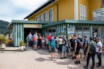 Alte Zwölferhorn Seilbahn St. Gilgen - An sommerlichen Tagen musste man allerdings auch mitunter länger warten. Das wird mit der neuen Bahn weniger. • © alpintreff.de / christian Schön