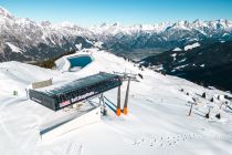 Asitzkogelbahn in Leogang - Die Drohnenaufnahme der Asitzkogel Bergstation bietet einen tollen Blick über den Asitz hin zu den Leoganger Steinbergen beziehungsweise dem Steinernen Meer. • © Leoganger Bergbahnen - Michael Geiler