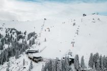 Asitzkogelbahn und Muldenbahn - Leogang - Hier ein Bild mit den beiden Sportbahnen am Aritz. Links die Asitzkogelbahn, rechts die Muldenbahn. Am Gipfel rechts auch noch zu erkennen ist die Asitzgipfelbahn. • © Leoganger Bergbahnen - Michael Geiler