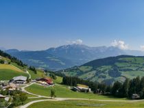 Wilder Kaiser im Hintergrund - Lässt man den Blick noch etwas weiter schweifen, kommt der Wilde Kaiser in Reichweite. • © alpintreff.de / christian schön