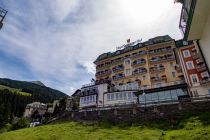 Bad Gastein - Ein paar Meter weiter schauen wir schon wieder zu einigen großen Hotels auf, wo wir gerade noch an der Dachkante standen. • © alpintreff.de / christian Schön