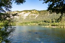 Der Thumsee in Bad Reichenhall - Der beliebte Badesee lockt Gäste an, vor allem bei schönem Wetter. Aber auch Wanderungen sind wunderbar um den See.  • © alpintreff.de - Christian Schön