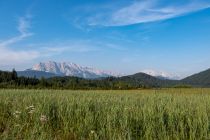 Am Kranzbach eröffnet sich noch ein herrlicher Blick auf das Wettersteingebirge mit der Zugspitze. • © alpintreff.de / christian Schön