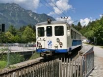 Zahnradbahn auf die Zugspitze - Die Zahnradbahn auf die Zugspitze fährt vom Zentrum in Garmisch aus auf die Zugspitze. An einigen Haltestellen kann man zusteigen. Zum Beispiel hier an der Haltestelle Kreuzeckbahn / Alpspitzbahn. • © alpintreff.de / christian Schön