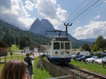 Zahnradbahn auf die Zugspitze - Hier der noch etwas ältere Wagen in Richtung Eibsee unterwegs. Seit nunmehr über 90 Jahren verkehrt die Zahnradbahn bereits Richtung Zugspitze. • © alpintreff.de / christian Schön