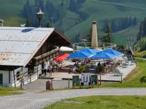 Bergrestaurant Sonnenrast - Wer lieber direkt essen oder trinken möchte, der kann das im Restaurant Sonnenrast tun, das direkt an der Bergstation der Fleckalmbahn liegt. • © alpintreff.de / christian schön