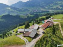 Fleckalm: auf der Mitte der Strecke - Etwa auf der Streckenmitte liegt übrigens die Fleckelm. Beliebtes Ausflugsziel für Wanderer und Radfahrer (und im Winter natürlich Einkehr für die Skifahrer). • © alpintreff.de / christian schön