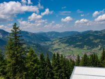 Blick über Tannheimer Tal - Vom Neunerköpfle aus hat man einen herrlichen Blick über das Tannheimer Tal. • © alpintreff.de / christian schön