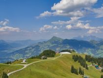 Schöner Ausblick: Über den Hahnenkamm sieht man aufs Kitzbüheler Horn. • © alpintreff.de / christian schön