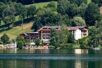 Der Brennsee in Kärnten - Mehrere gute Hotels gibt es am Brennsee. Hier das Familien- und Sporthotel Brennseehof. Oft wird der Brennsee übrigens aufgrund des anliegenden Ortes Feld am See auch Feldsee genannt. • © alpintreff.de / christian Schön