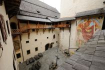 Die Burg stammt aus dem Jahr 1253. Hier siehst Du den Burghof. • © Salzburger Burgen und Schlösser
