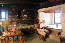 Handwerk in der Burg Mauterndorf - Das damalige Leben auf einer Burg war anstrengender als heute. Der Schnitzer bei seiner Arbeit im Wehrturm. • © Salzburger Burgen und Schlösser