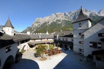 Der Burghof - Die Burg diente lange als Gefängnis. • © salzburg-burgen.at