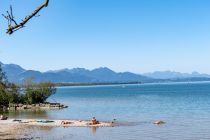 Chiemsee - Blick von Chieming aus auf den See und die Alpen • © alpintreff.de / christian Schön