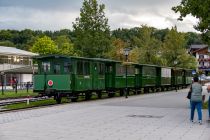 Chiemsee - Die Chiemsee-Bahn fährt auf einer 1,8 km langen Strecke vom Bahnhof in Prien bis zum Hafen. Eigentlich fährt eine historische Dampflok aus dem Jahr 1887. Diese befindet sich allerdings auch im Jahr 2020 noch in Revision. Stattdessen wird eine Diesellok vorgespannt. • © alpintreff.de / christian Schön