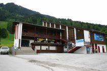 Alte Ahornbahn von 1968 in Mayrhofen - Talstation der alten Ahornbahn. Anfahrt, Parkplätze und Kapazität waren im Jahr 2006 nicht mehr zeitgemäß. • © alpintreff.de / christian Schön