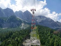 Bayerische Zugspitz-Seilbahn - Anfahrt auf die einzige Stütze der Strecke. • © alpintreff.de / christian Schön