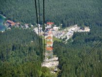 Bayerische Zugspitz-Seilbahn - Und ein kurzer Blick zurück ins Tal. • © alpintreff.de / christian Schön