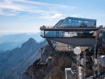 Spektakulär ist die Bergstation nahezu komplett über dem Nichts gebaut worden. • © alpintreff.de / christian Schön