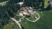 Fichtenschloss - Zell am Ziller - Du kommst dorthin, wenn Du mit der Rosenalmbahn hinauf fährst. Das Fichtenschloss liegt direkt neben dem Fichtensee. Die Aussicht von dort oben ist grandios.  • © Zillertal Arena, Johannes Sautner