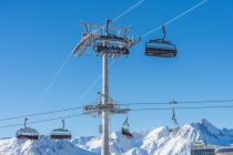 Flimjochbahn in Ischgl - Seilbahnkreuzungen gibt es in der Häufung wohl nur in Ischgl: Hier verläuft oben die Flimjochbahn, während sich die Höllbodenbahn C1 unten auf der Stütze fast schon in der Bergstation befindet. • © TVB Paznaun - Ischgl