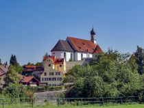 Die alte Stadtmauer von Füssen, mit dem Franziskanerkloster im Hintergrund. • © alpintreff.de - Christian Schön