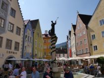 Stadtbrunnen Füssen - Der Stadtbrunnen von Füssen ist ein Denkmal des heiligen Magnus. Er steht an derselben Stelle wie der Stadtbrunnen im Mittelalter.  • © alpintreff.de - Christian Schön