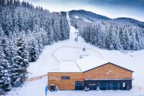 Talstation - 10er Gondelbahn Galsterbergalm - Die Abmessungen der Talstation sind dabei erfreulich klein geblieben. Das hat man in letzter Zeit vielfach anders gesehen. • © Josh Absenger