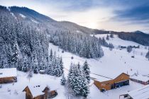 Panoramaaufnahme der Talstation der Gondelbahn Galsterbergalm. • © Josh Absenger