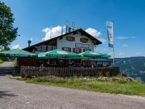 Die Terrasse ist urgemütlich und bietet tolle Ausblicke. • © alpintreff.de / christian Schön