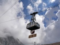 Die Teile werden übrigens bis hier mit der Zahnradbahn transportiert. Wer das Spiel beobachtet hat, der kann sich vorstellen, dass eine hochalpine Baustelle dann doch ganz spezielle Herausforderungen hat. Selbst im Sommer. • © alpintreff.de / christian Schön