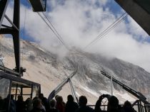 Ausblick auf den Gipfel: Die Bergstation ist schemenhaft zu erkennen. • © alpintreff.de / christian Schön